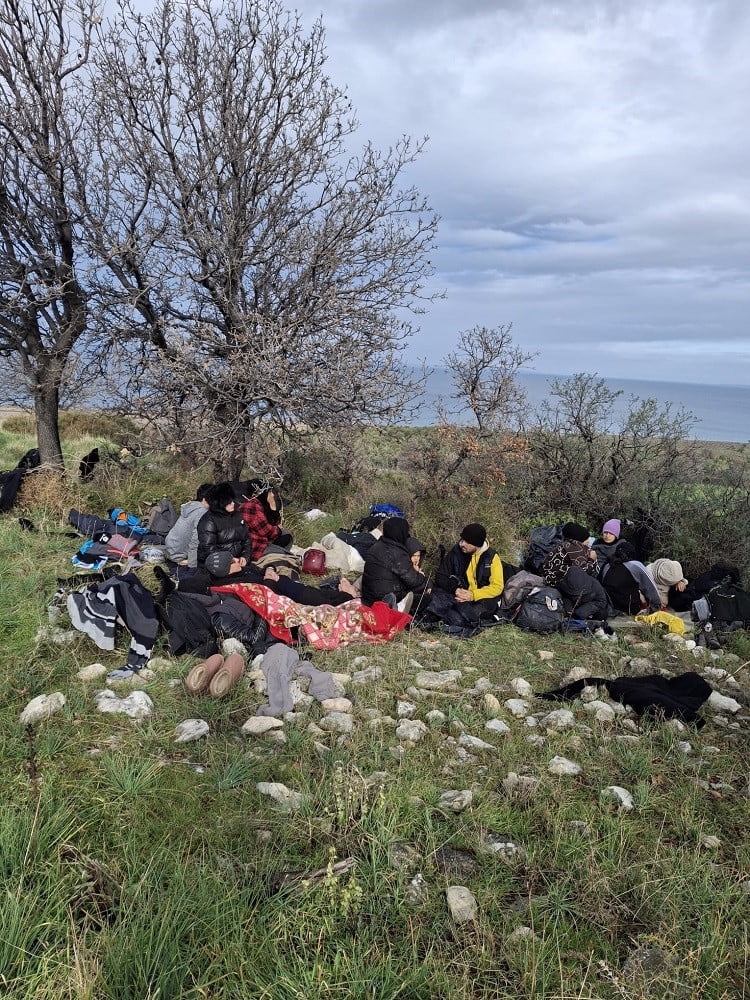 AYVACIK’TA 39 KAÇAK GÖÇMEN İLE 1 GÖÇMEN KAÇAKÇISI ŞÜPHELİSİ YAKALANDI