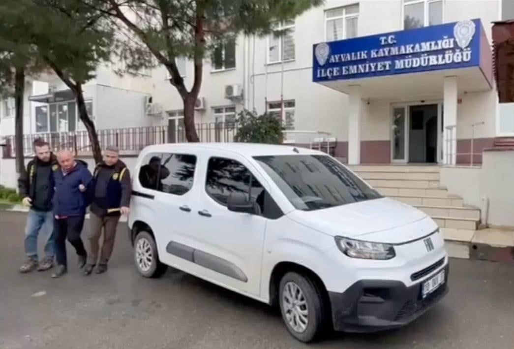 AYVALIK’TA KENDİSİNİ EMNİYET MÜDÜRÜ OLARAK TANITAN ŞANTAJCIYA POLİS DARBESİ