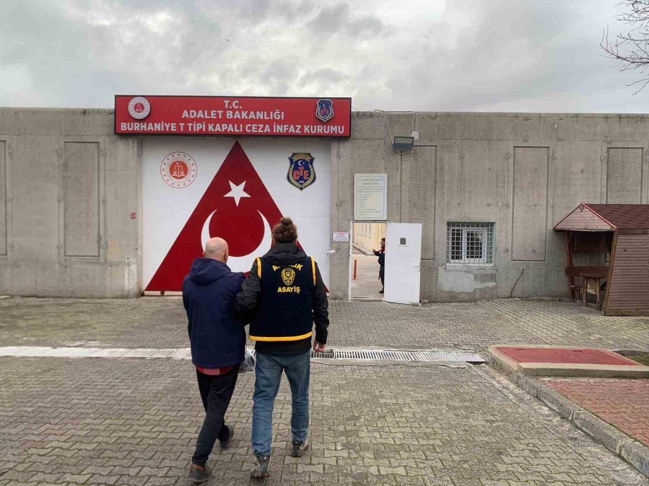 AYVALIK’TA KENDİSİNİ EMNİYET MÜDÜRÜ OLARAK TANITAN ŞANTAJCIYA POLİS DARBESİ