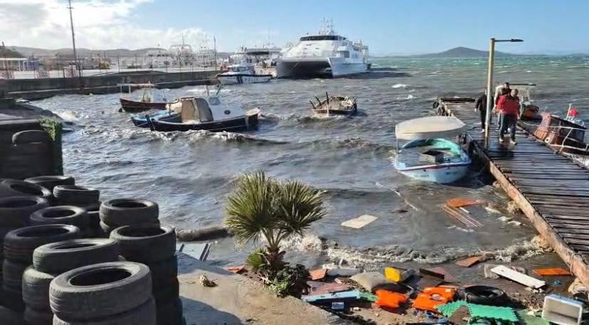 AYVALIK’TA KUVVETLİ FIRTINA HAYATI OLUMSUZ ETKİLEDİ