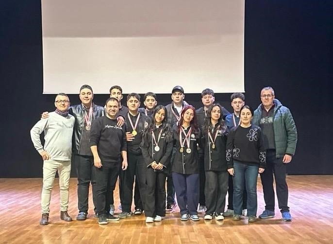 AYVALIKLI ŞEF ADAYI ÖĞRENCİLER İSTANBUL’DAN 15 MADALYA İLE DÖNDÜ