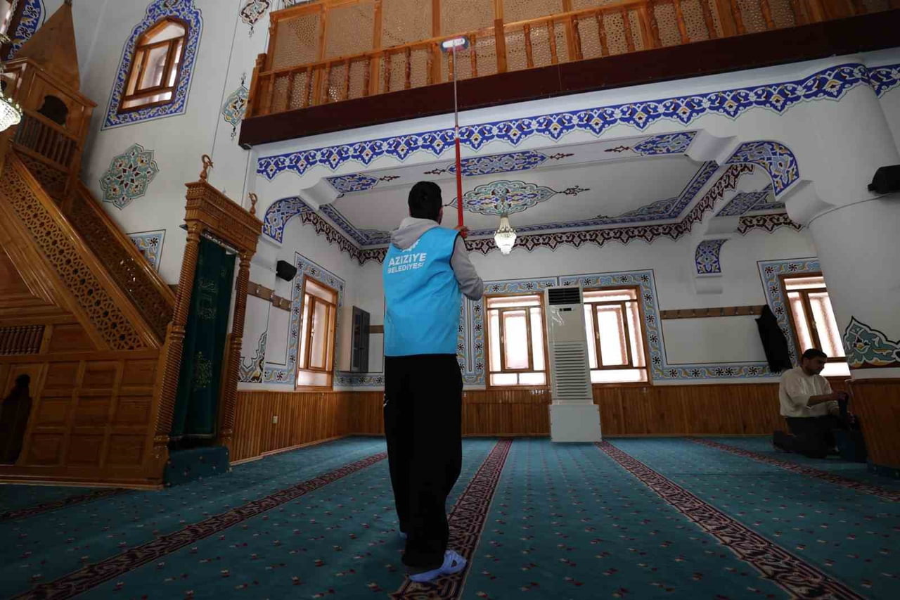 AZİZİYE BELEDİYESİ, RAMAZAN AYI ÖNCESİ HAZIRLIKLARINA CAMİ VE MESCİT TEMİZLİKLERİYLE...