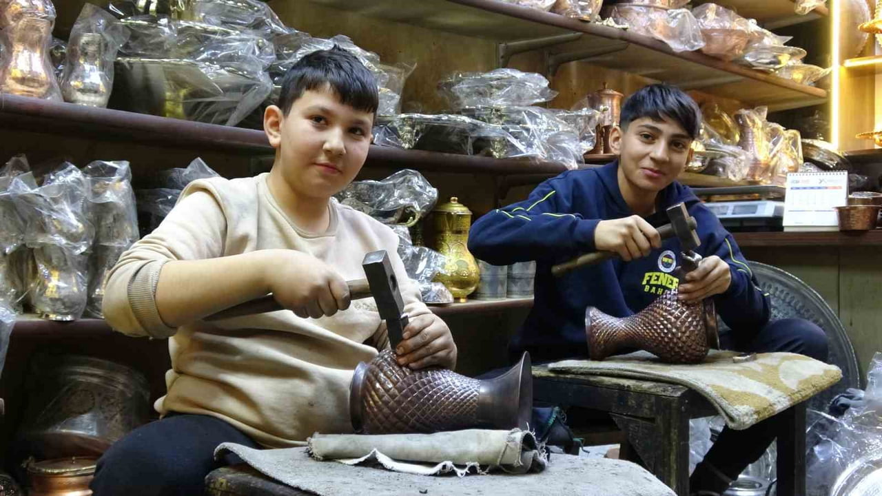 BABASINDAN ÖĞRENDİĞİ MESLEĞİNİ ÇOCUKLARINA ÖĞRETİYOR