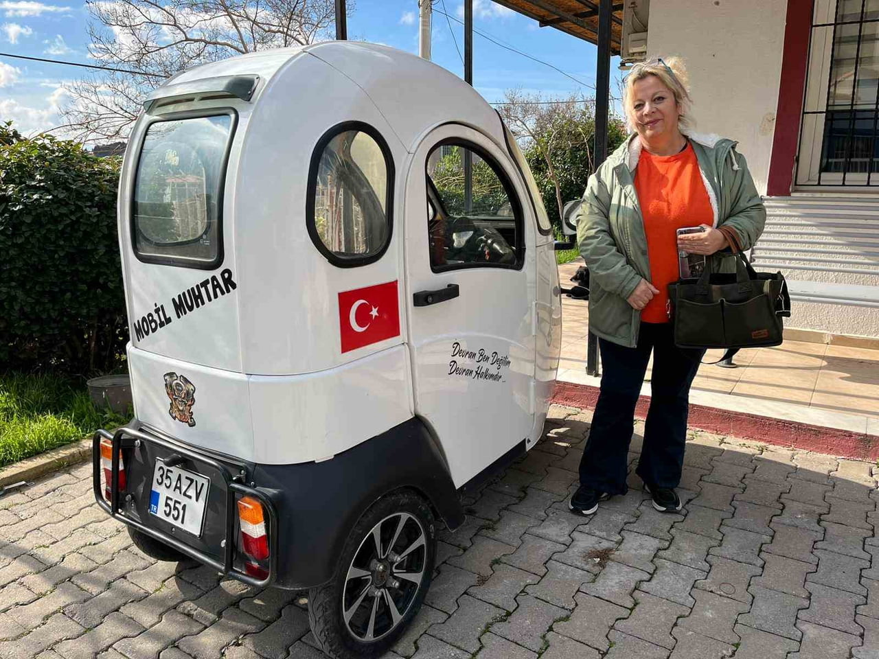 BABASININ VASİYETİNE DUYDUĞU SADAKATLE SÜRDÜREN 'MOBİL MUHTAR', MOTORUYLA SOKAK SOKAK GEZEREK BİR...