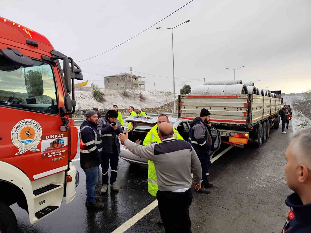BAFRA İLÇESİNDE YOLCU MİDİBÜSÜNÜN KAZAZEDELERE ÇARPTIĞI KAZADA 1 KİŞİ HAYATINI KAYBETTİ, 3 KİŞİ...
