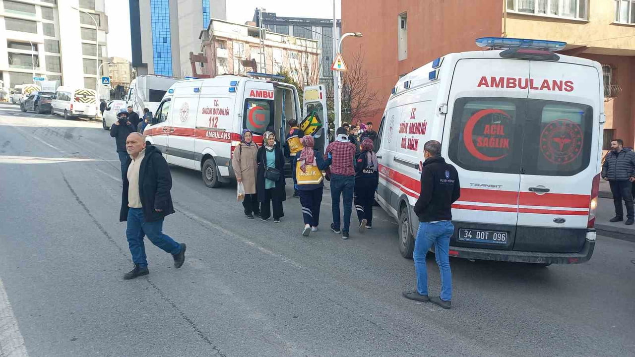 BAĞCILAR'DA YOKUŞ AŞAĞI İNERKEN KONTROLDEN ÇIKAN ÇEKİCİ DEHŞET SAÇTI. PARK HALİNDEKİ 3 ARACA...