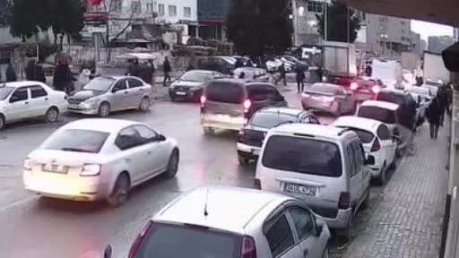 Bahçelievler'de şiddetli rüzgar ağacı böyle devirdi