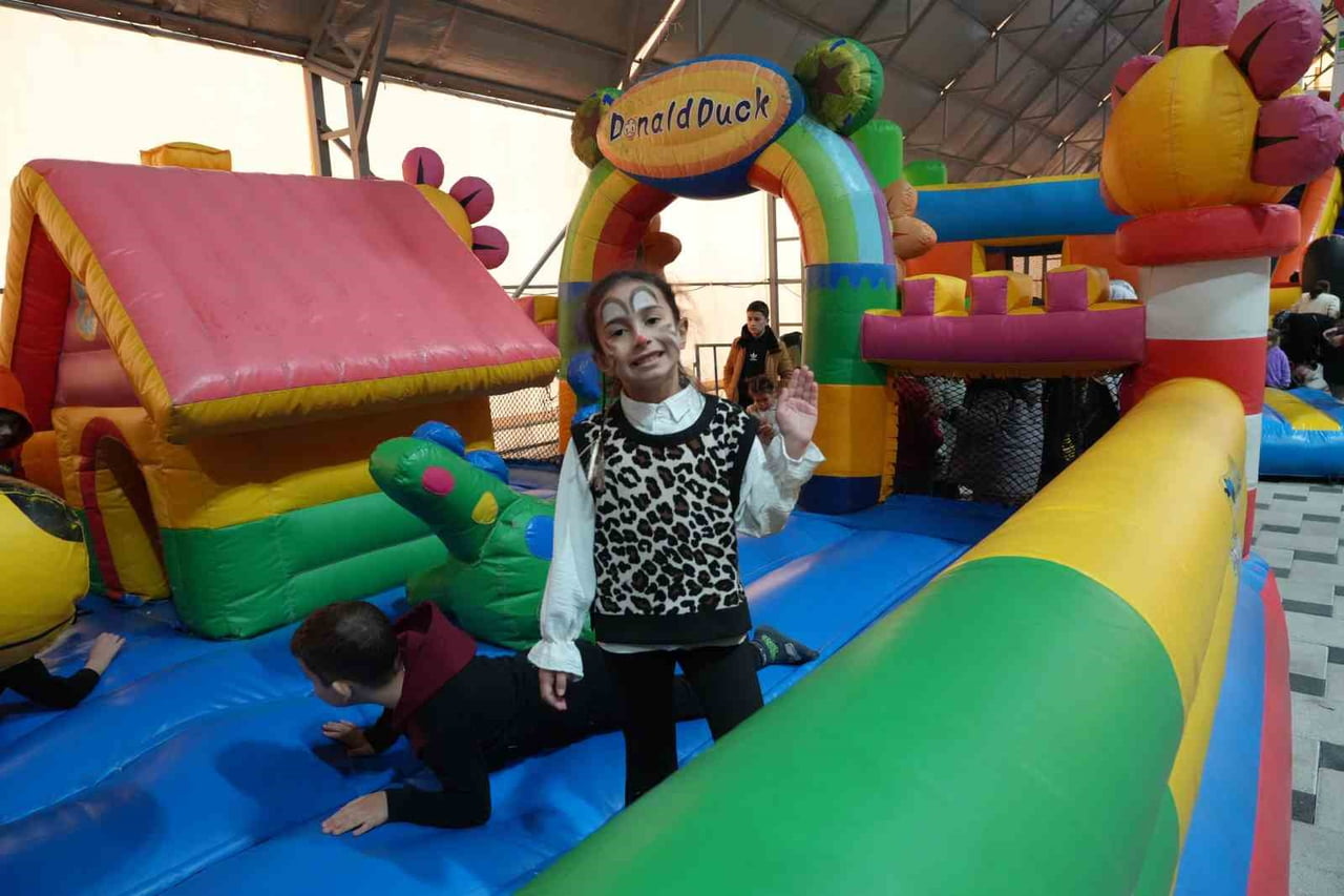 BAHÇELİEVLER BELEDİYESİ, KARNELERİNİ ALARAK YARIYIL TATİLİNE GİREN ÖĞRENCİLER İÇİN "SÖMESTR TATİL...