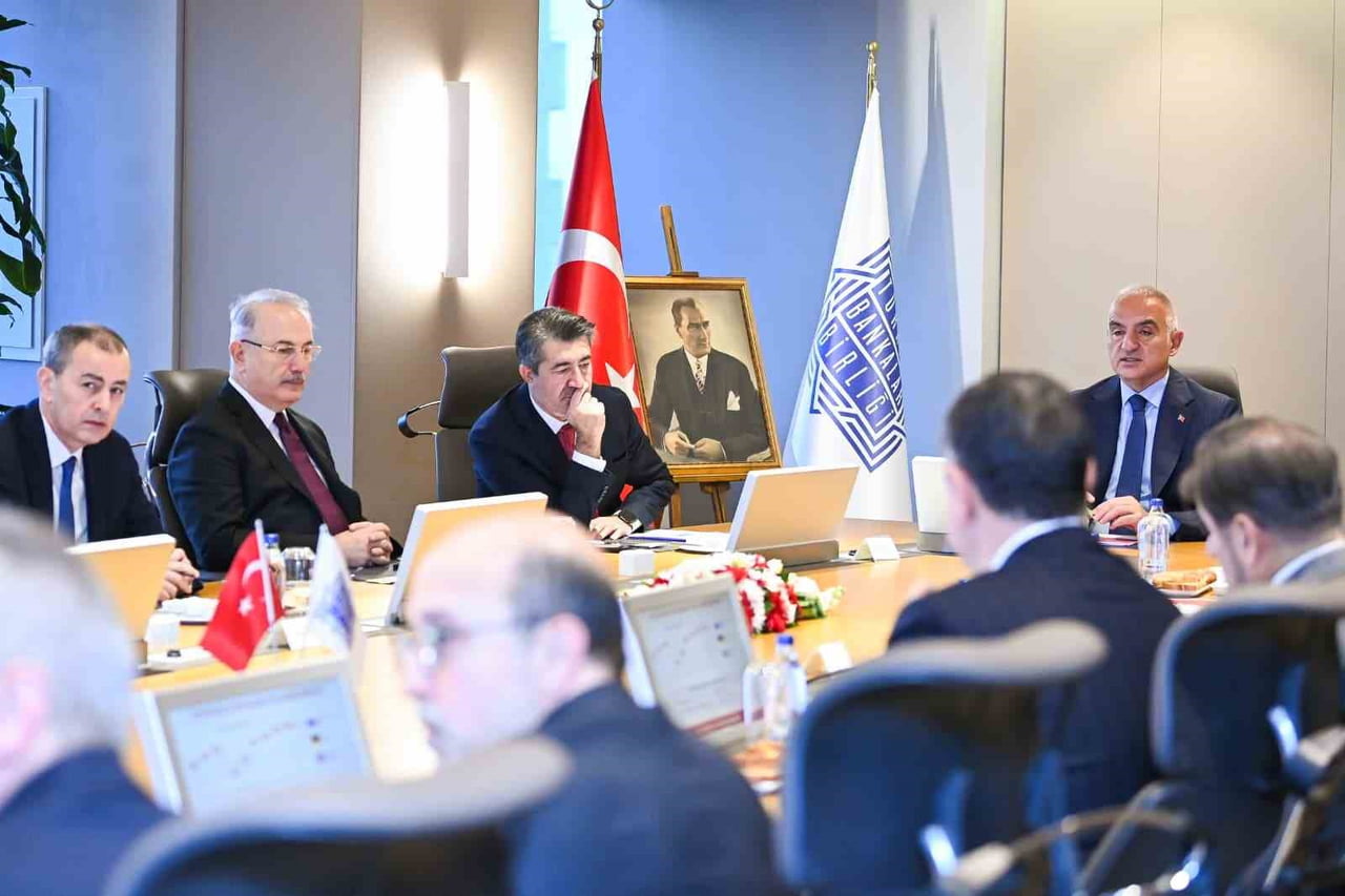 BAKAN ERSOY, İSTANBUL'DA BANKALAR BİRLİĞİ YÖNETİCİLERİYLE BİR ARAYA GELDİ