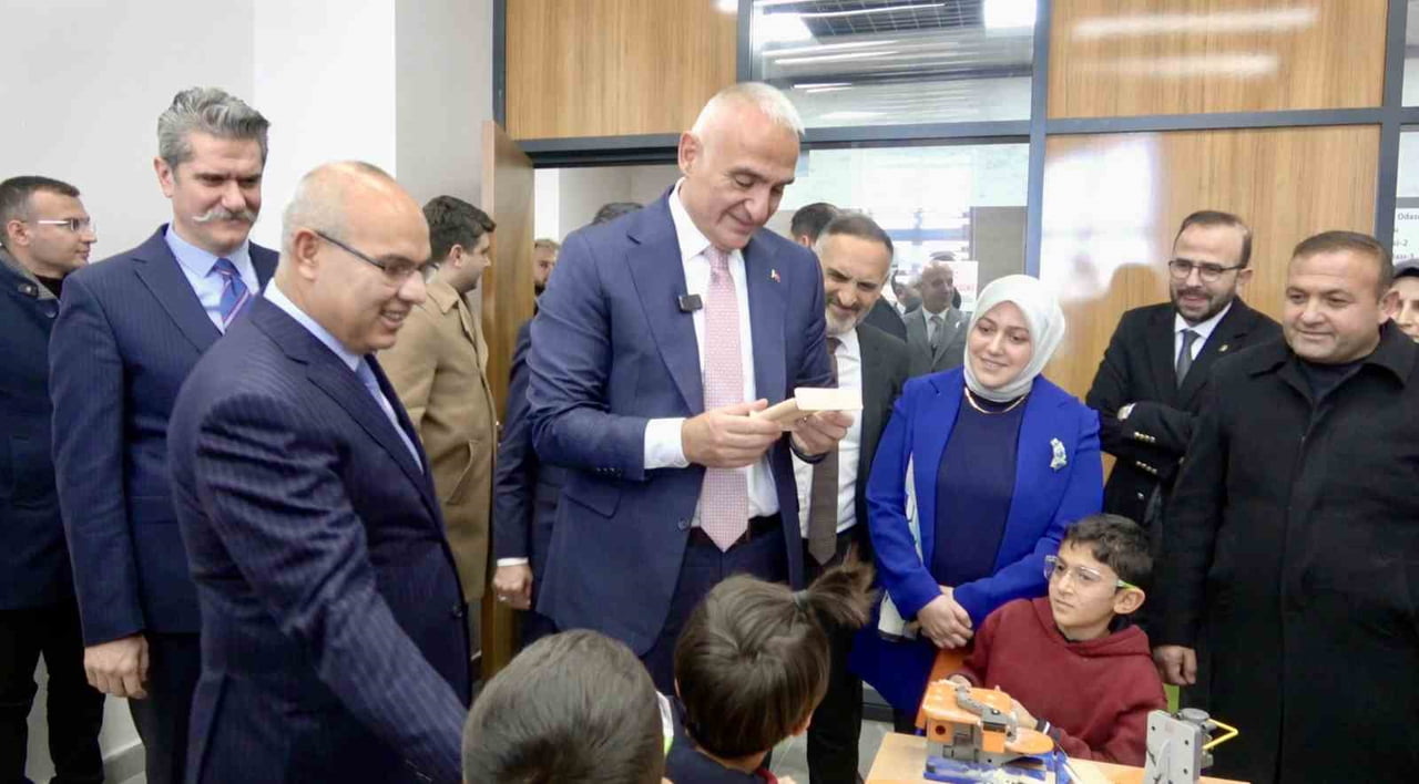 BAKAN ERSOY: "KÜTÜPHANELERİMİZ GENÇLERİMİZİ GELECEĞE HAZIRLIYOR"