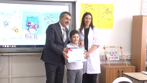 Bakan Tekin, Ağrı'da öğrencilerin karne heyecanına ortak oldu