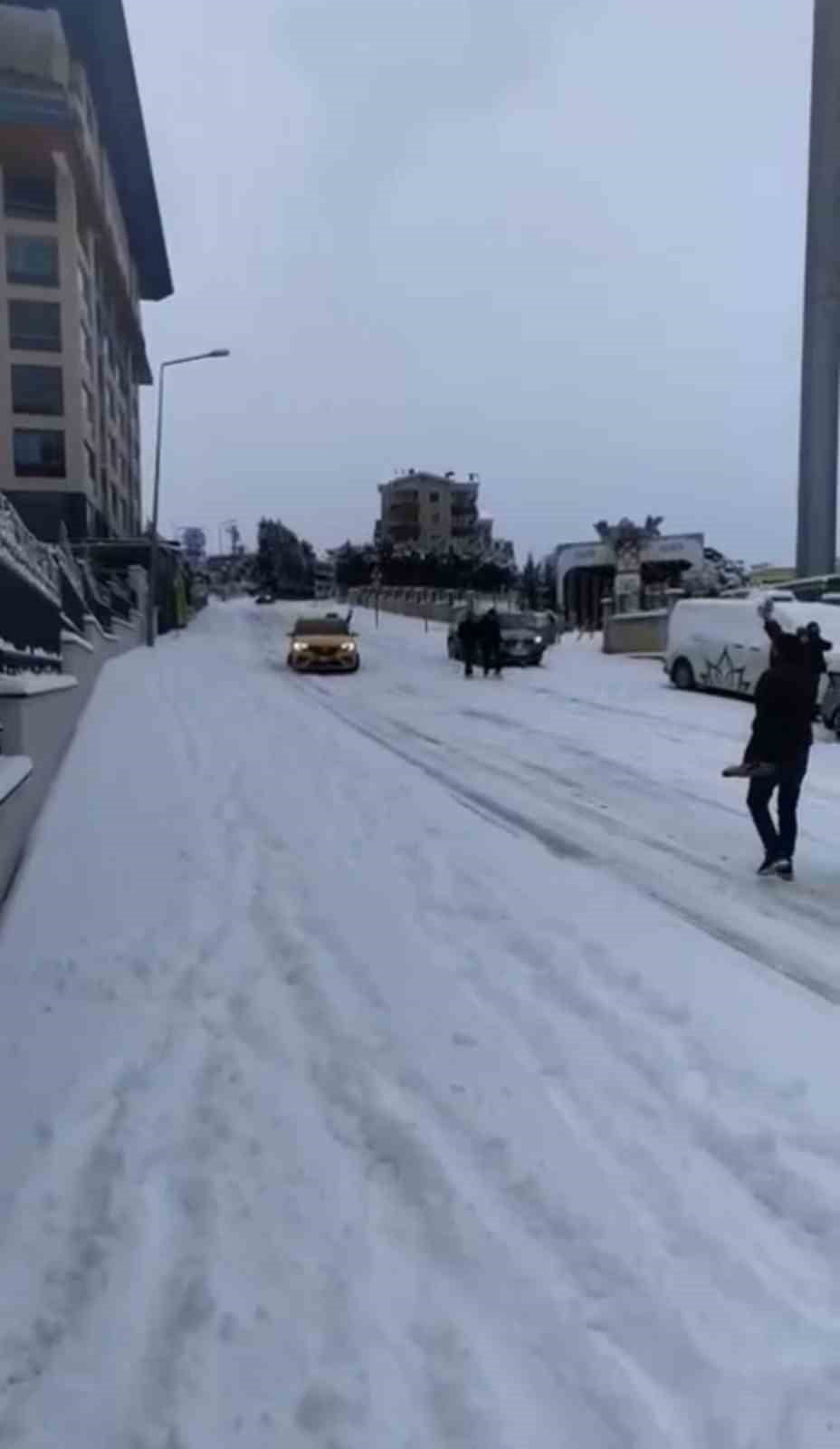 BALATTA BUZLANAN YOLDA ARAÇLAR KAZA YAPTI