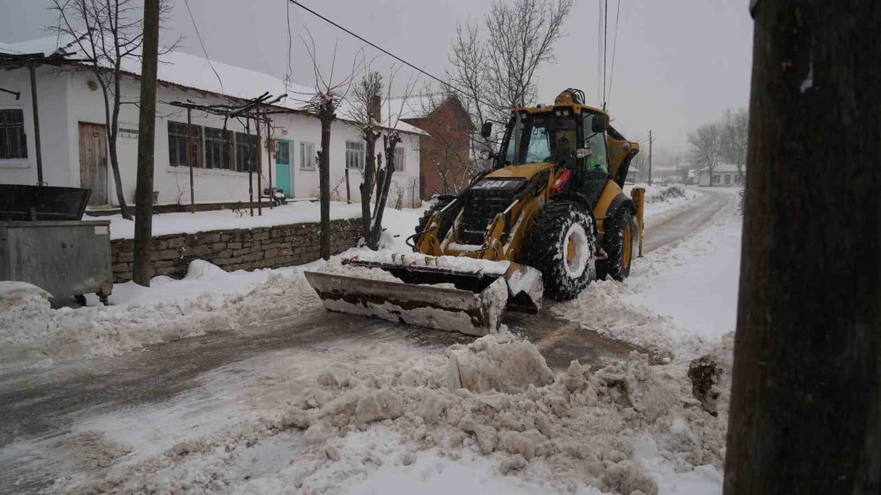 BALIKESİR'DEKİ KAR YAĞIŞININ YOĞUN OLDUĞU BÖLGELERDE ULAŞIMIN AKSAMAMASI İÇİN BALIKESİR BÜYÜKŞEHİR...