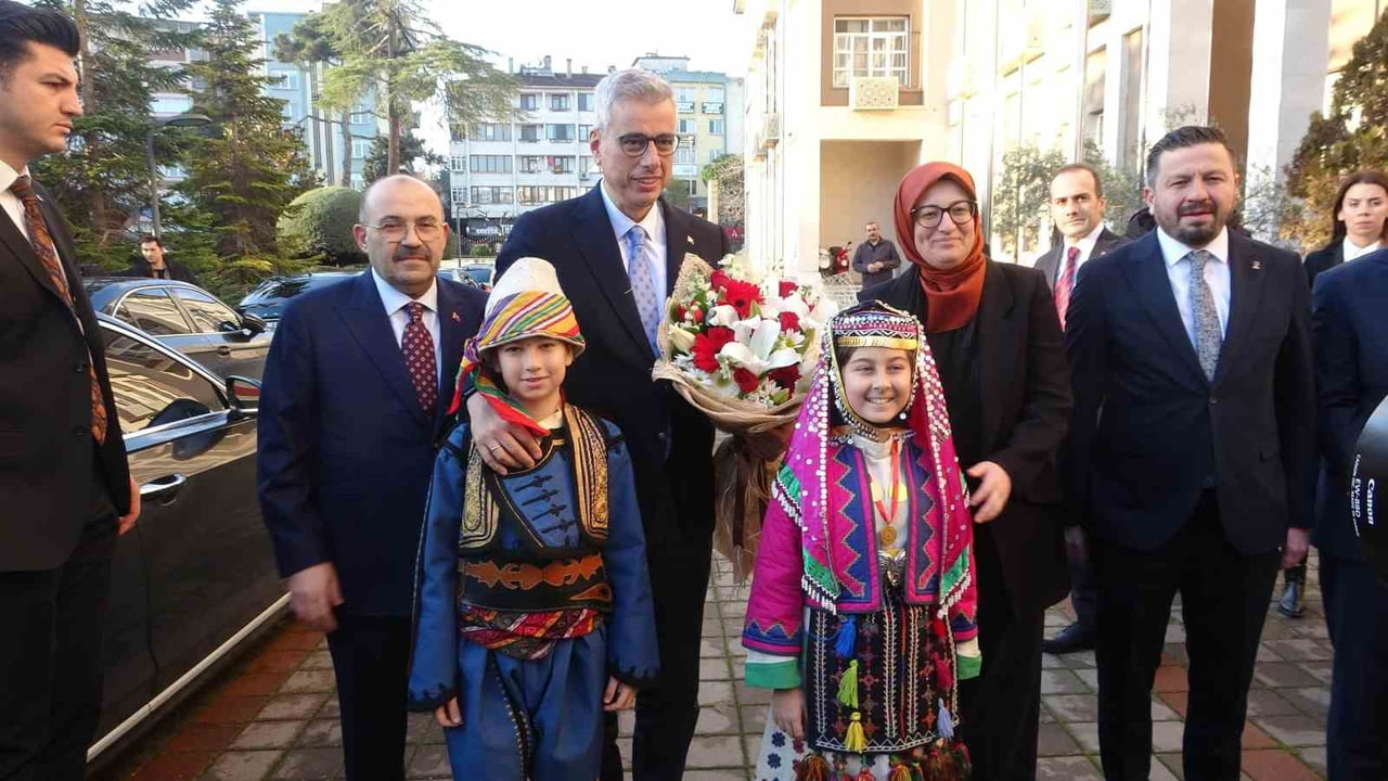 BALIKESİR'İ ZİYARET EDEN SAĞLIK BAKANI KEMAL MEMİŞOĞLU, SAĞLIKLI TOPLUMA İŞARET EDEREK BAŞTA...