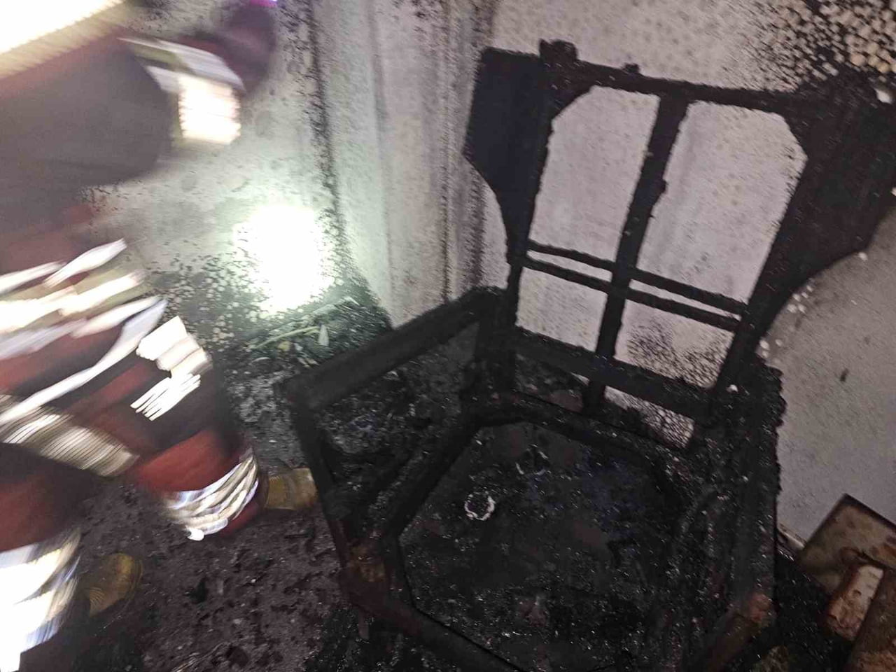 BALIKESİR'İN BANDIRMA İLÇESİNDE BİR BİNADA ÇIKAN YANGINDA ÜST KATTA MAHSUR KALAN 6 KİŞİ EKİPLERCE...