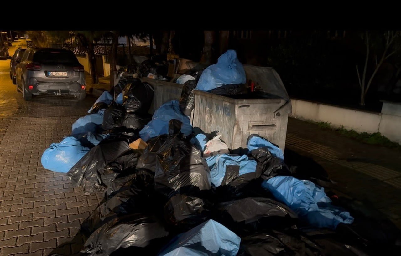 BALIKESİR'İN BANDIRMA İLÇESİNDE ÖZEL BİR HASTANENİN YANINDA OLUŞAN ÇÖP YIĞINLARI VATANDAŞLARIN...