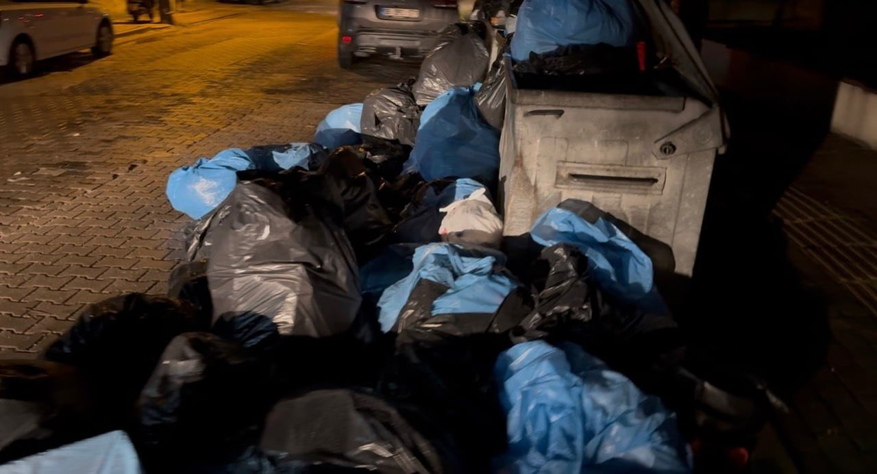 BALIKESİR'İN BANDIRMA İLÇESİNDE ÖZEL BİR HASTANENİN YANINDA OLUŞAN ÇÖP YIĞINLARI VATANDAŞLARIN...