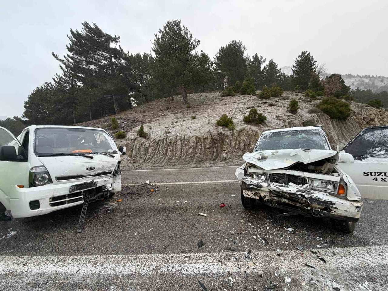 BALIKESİR'İN HAVRAN İLÇESİNDE BUZLANMA SEBEBİ İLE ARAZİ ARACI İLE KAMYONETİN KAFA KAFAYA...