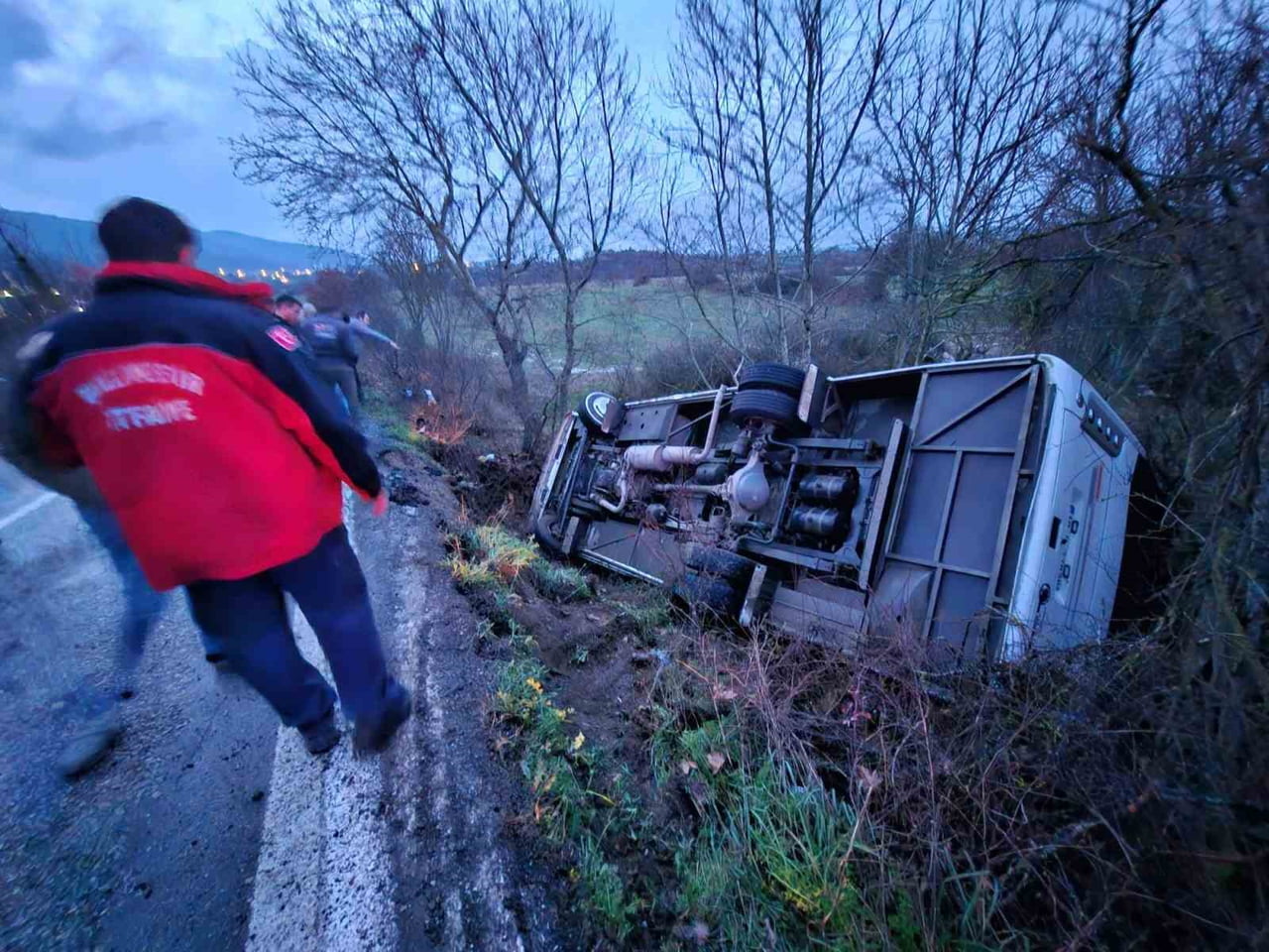 BALIKESİR'İN İVRİNDİ İLÇESİNDE MEYDANA GELEN TRAFİK KAZASINDA 19 YOLCUSU BULUNAN SERVİS ARACI...