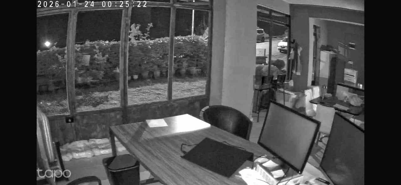 BALIKESİR’DE MEYDANA GELEN DEPREM BURSA’DA İŞYERİNİN KAMERASINA YANSIDI