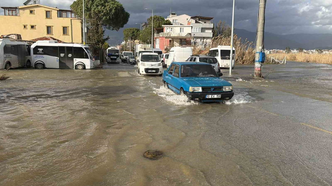 BALIKESİR’İN EDREMİT İLÇESİNDE ETKİLİ OLAN LODOS FIRTINASI NEDENİYLE ALTINKUM'DA DENİZ TAŞTI...
