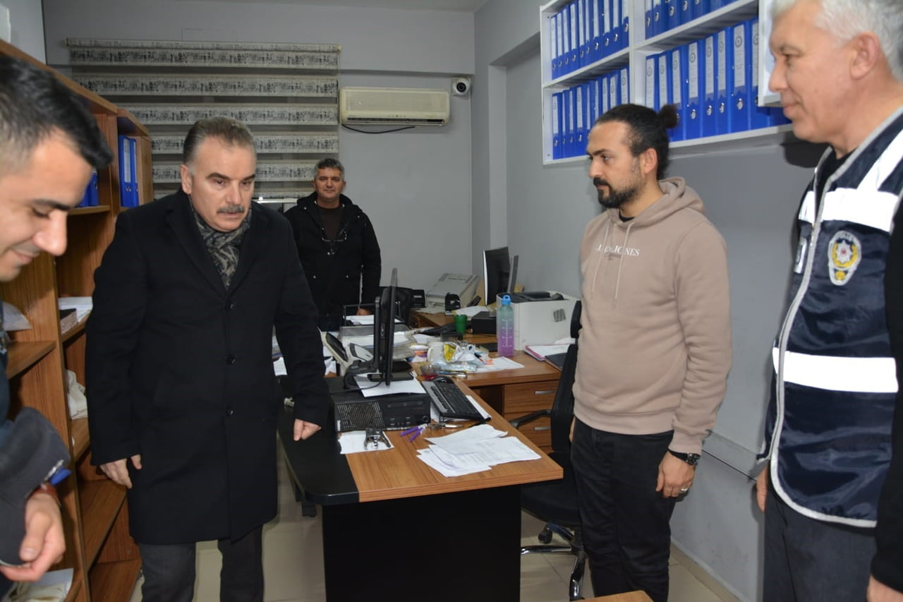 BALIKESİR’İN EDREMİT İLÇESİNDE KAYMAKAM AHMET ODABAŞ, 2026 YILININ İLK SAATLERİNDE GÖREV BAŞINDAKİ...