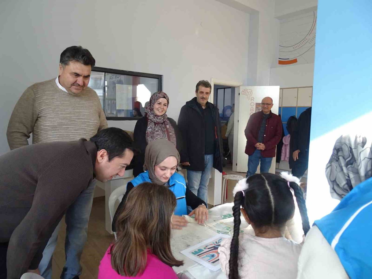 BALIKESİR’İN HAVRAN İLÇESİNDE DÜZENLENEN 'ÇANTA BOYAMA ETKİNLİĞİ', ÇOCUKLARI VE AİLELERİNİ SANATIN...