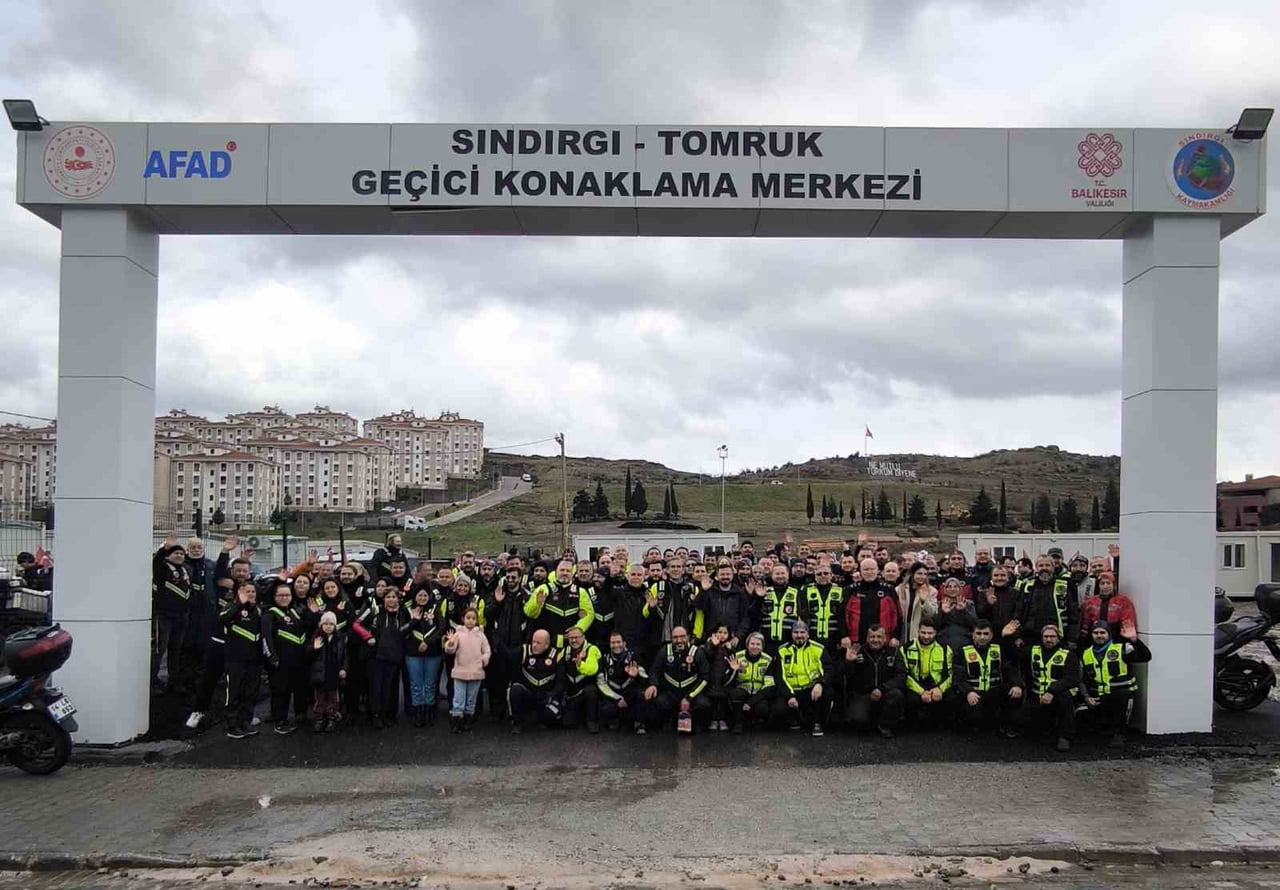 BALIKESİR’İN SINDIRGI İLÇESİNDE YAŞANAN DEPREMLERİN ARDINDAN BÖLGEYE DESTEK VEREN MOTOSİKLET...