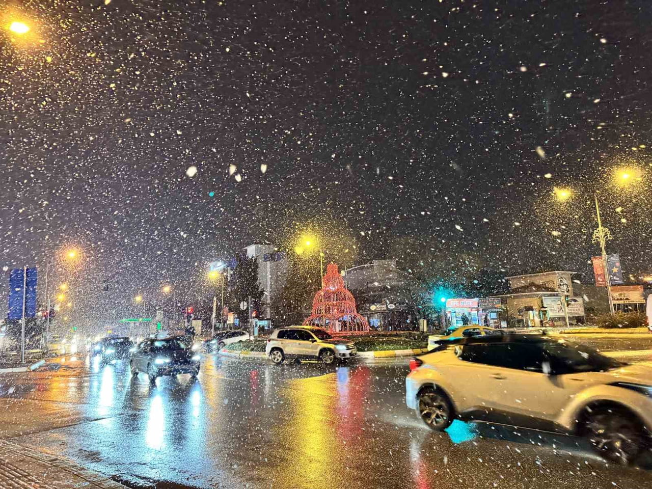 BALKANLAR ÜZERİNDEN GELEN SOĞUK HAVA DALGASININ ETKİSİ ALTINA GİREN EDİRNE'DE AKŞAM SAATLERİNDE...