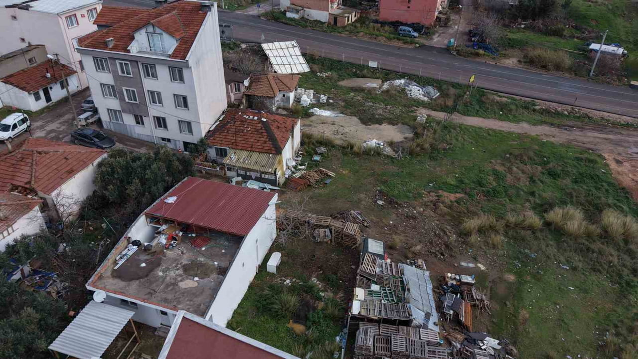 BANDIRMA’DA FIRTINA DEHŞETİ, MÜSTAKİL EVİN ÇATISI 60 METRE UÇTU