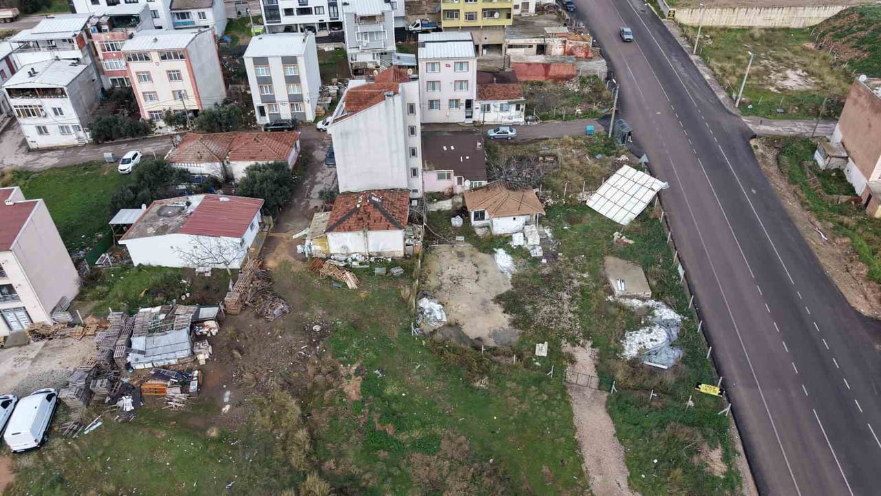 BANDIRMA’DA FIRTINA DEHŞETİ, MÜSTAKİL EVİN ÇATISI 60 METRE UÇTU