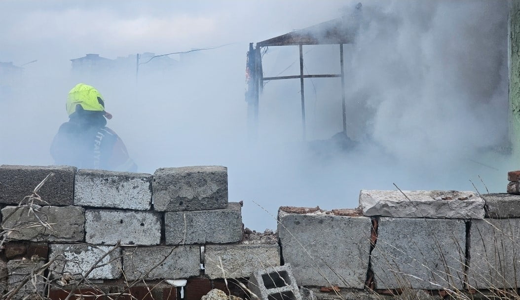 BANDIRMA’DA METRUK BİNADA SOBA YANGINI, 1 KİŞİ DUMANDAN ETKİLENDİ