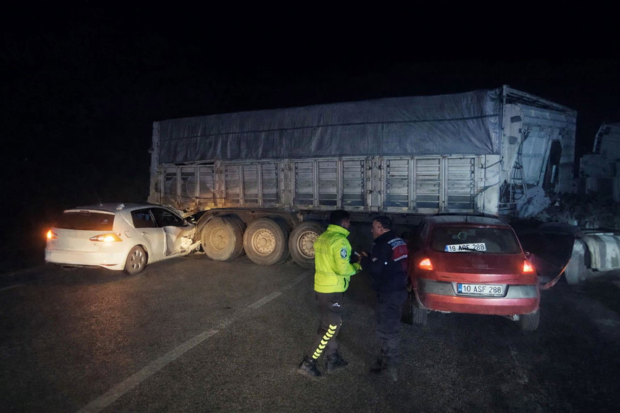 BANDIRMA’DA SİSLİ YOLDA ZİNCİRLEME TRAFİK KAZASI: 8 YARALI