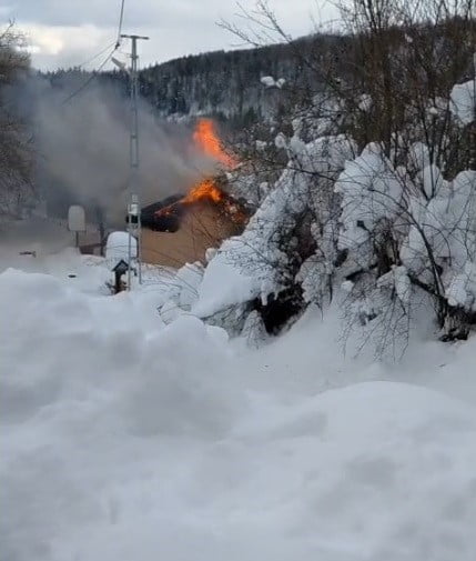 BARTIN'DA 1125 METRE RAKIMDA BULUNAN ISIRGANLI KÖYÜ'NDEKİ TEK KATLI EVDE YANGIN ÇIKTI. BÖLGEDE 120...