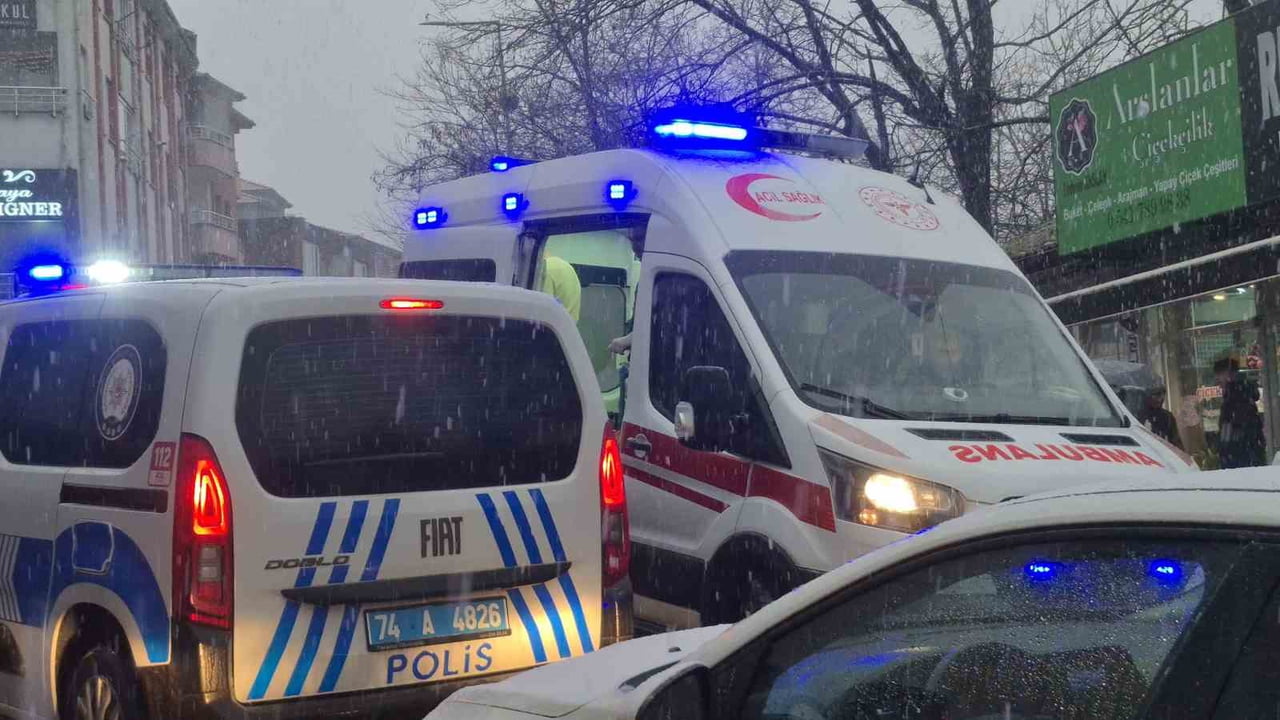 BARTIN'DA OYUN NEDENİYLE ÇIKTIĞI İLERİ SÜRÜLEN BIÇAKLI KAVGADA 1 KİŞİ YARALANDI