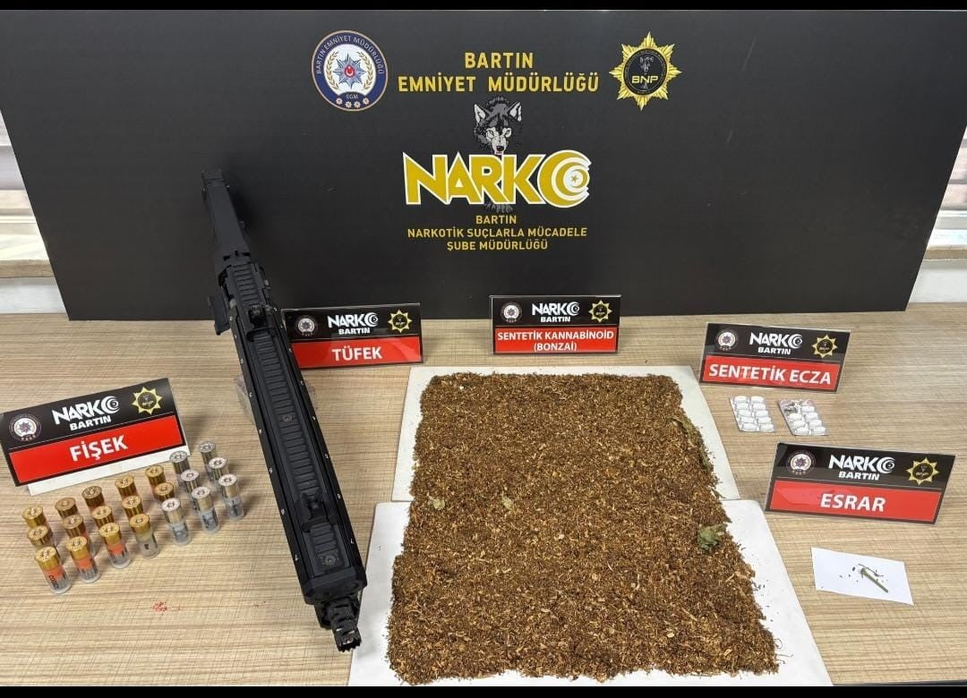 BARTIN'DA POLİSİN YAPTIĞI OPERASYONDA 10 BİN ADET İÇİ TÜTÜN İLE DOLU OLAN 10 BİN ADET MAKARON ELE...