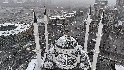 Başakşehir'de kar yağışı etkili oluyor