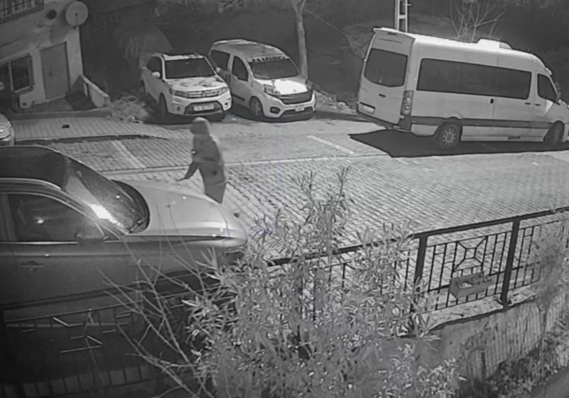 BAŞAKŞEHİR'DE KİMLİĞİ BELİRSİZ BİR ŞAHIS ELİNDEKİ LEVYE İLE PARK HALİNDEKİ BİR OTOMOBİLE...