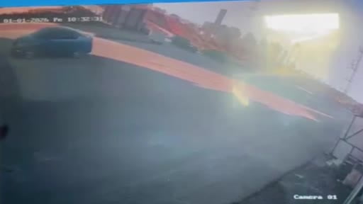 Başakşehir'de kopan vinç 2 araca ve binaya çarptı: Kaza anı kamerada