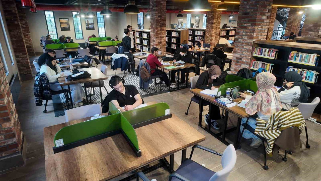 BAŞİSKELE'DE KAPASİTESİ ARTIRILAN KİTAPHANE, YARIYIL TATİLİNDE DE ÖĞRENCİLERİN AKININA UĞRAMAYA...