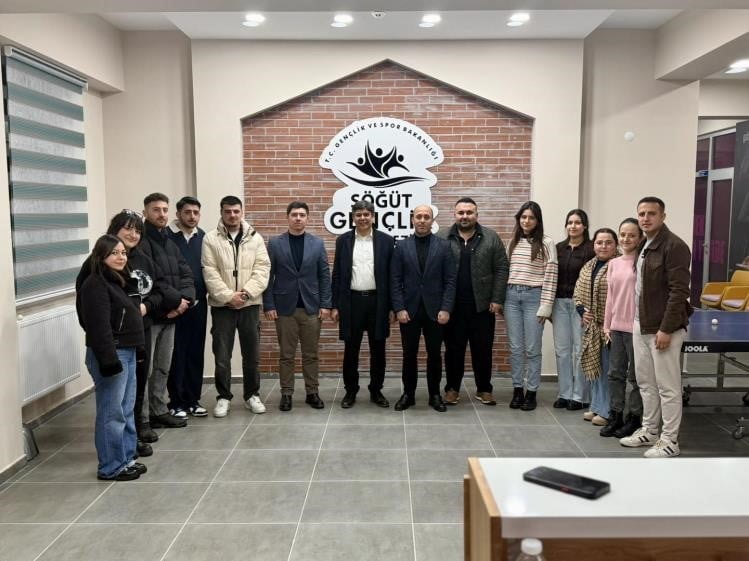 BAŞKAN DURGUT GENÇLERLE GENÇLİK MERKEZİ'NDE BULUŞTU