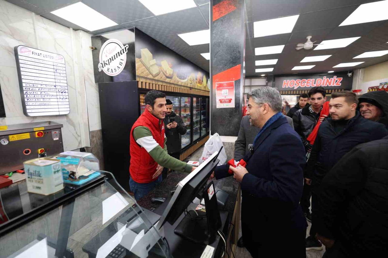 BAŞKAN KÜÇÜKOĞLU AZİZİYE’DE BAYRAK DAĞITTI