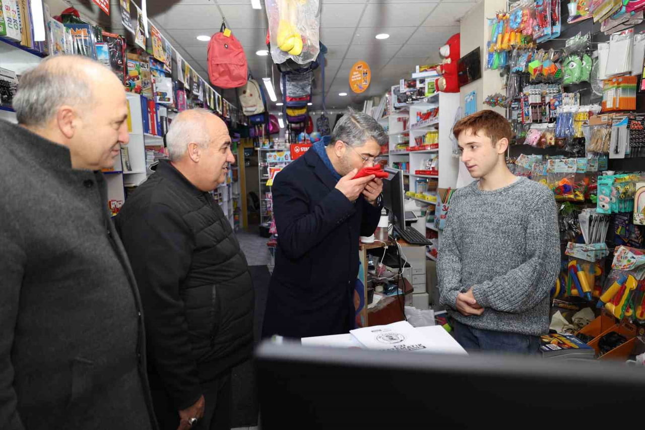 BAŞKAN KÜÇÜKOĞLU AZİZİYE’DE BAYRAK DAĞITTI