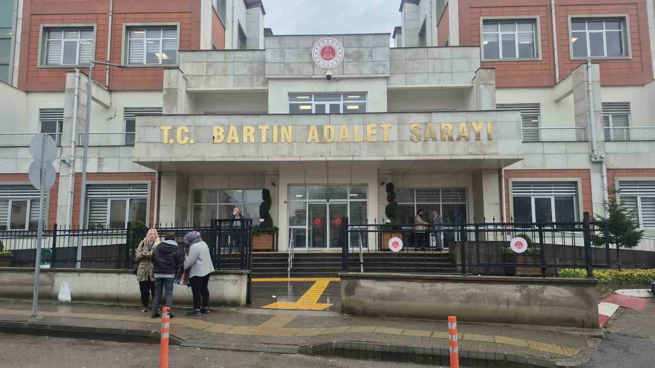 BATIN'DA 18 AY ÖNCE TÜFEKLE ÇENESİNDEN VURULAN VE SANATÇI HANDE YENER TARAFINDAN SAHİP ÇIKILAN...