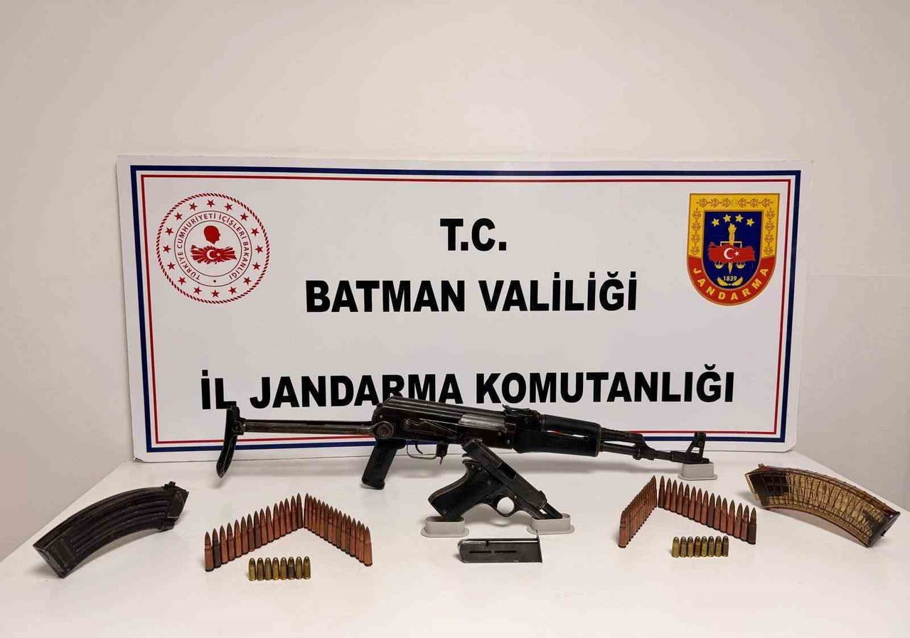 BATMAN'DA İL JANDARMA KOMUTANLIĞI EKİPLERİNCE DÜZENLENEN OPERASYONDA ÇOK SAYIDA SİLAH VE MÜHİMMAT...