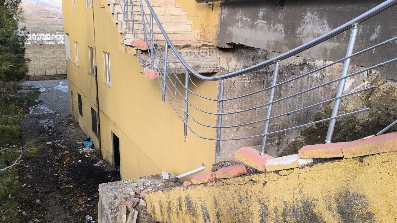 BATMAN'IN GERCÜŞ İLÇESİNDE 12 KATLI BİR BİNANIN ANA GİRİŞ MERDİVENİ BÜYÜK BİR GÜRÜLTÜYLE...