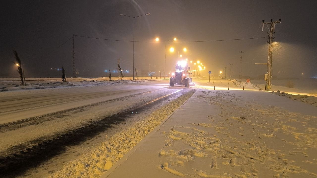 BATMAN'IN GERCÜŞ İLÇESİNDE GECE SAATLERİNDE BAŞLAYAN VE ETKİSİNİ ARTIRARAK DEVAM EDEN KAR YAĞIŞI...