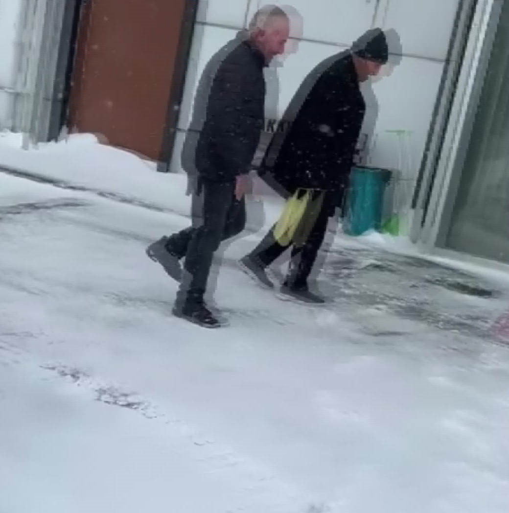 BATMAN'IN GERCÜŞ İLÇESİNDE KAR VE BUZLANMA NEDENİYLE YOLLARI KAPANAN MERKEZDE MAHSUR KALAN İKİ...