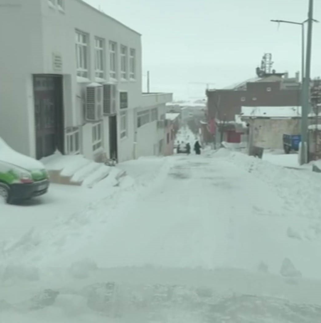 BATMAN'IN GERCÜŞ İLÇESİNDE KAR VE BUZLANMA NEDENİYLE YOLLARI KAPANAN MERKEZDE MAHSUR KALAN İKİ...