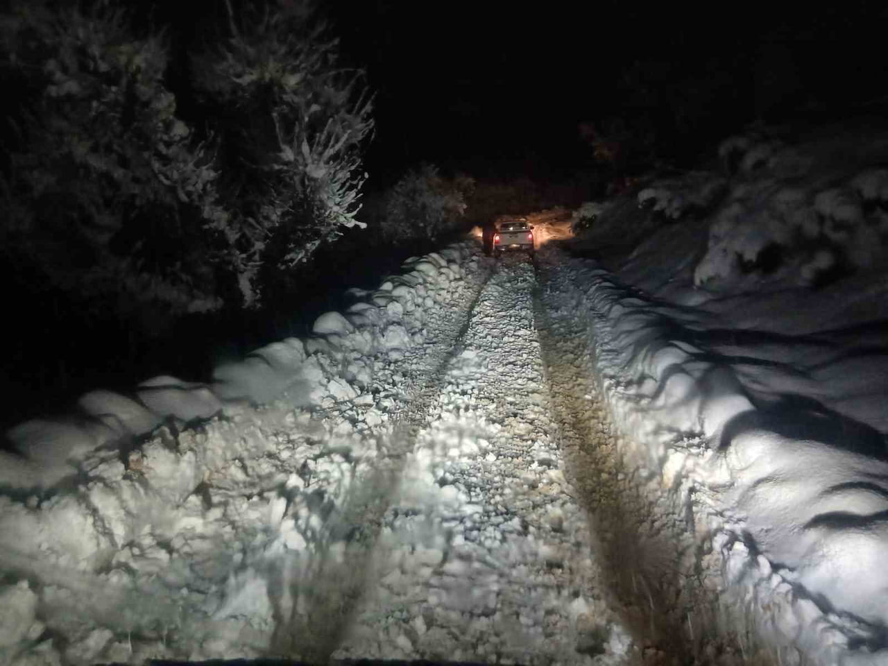 BATMAN'IN KOZLUK İLÇESİNDE YOĞUN KAR YAĞIŞI NEDENİYLE YOLU KAPANAN ARMUTLU KÖYÜNE BAĞLI ŞAT...